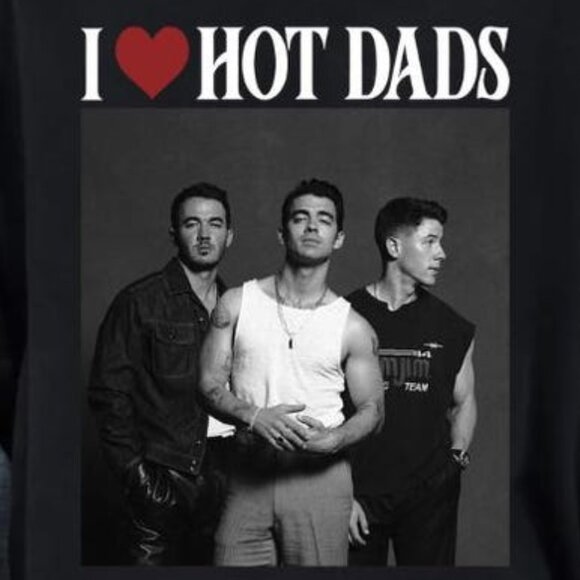 I Love Hot Dads Shirt, 20th Anniversary Tour 2025, Living The Dream Tour 2025 05 - Picture 2 of 5